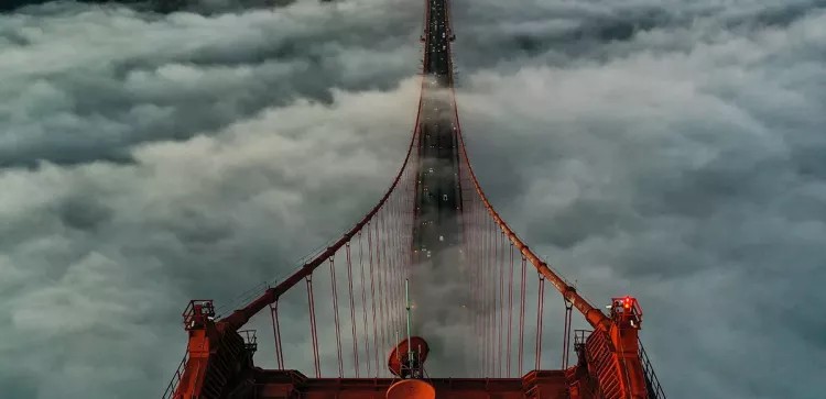 ​Golden Gate körpüsü dumana 