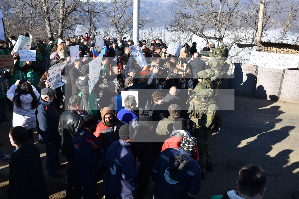 ​Laçın yolunda aksiya keçirilən yerdən ermənilərə humanitar yardım aparan maşın karvanı 
